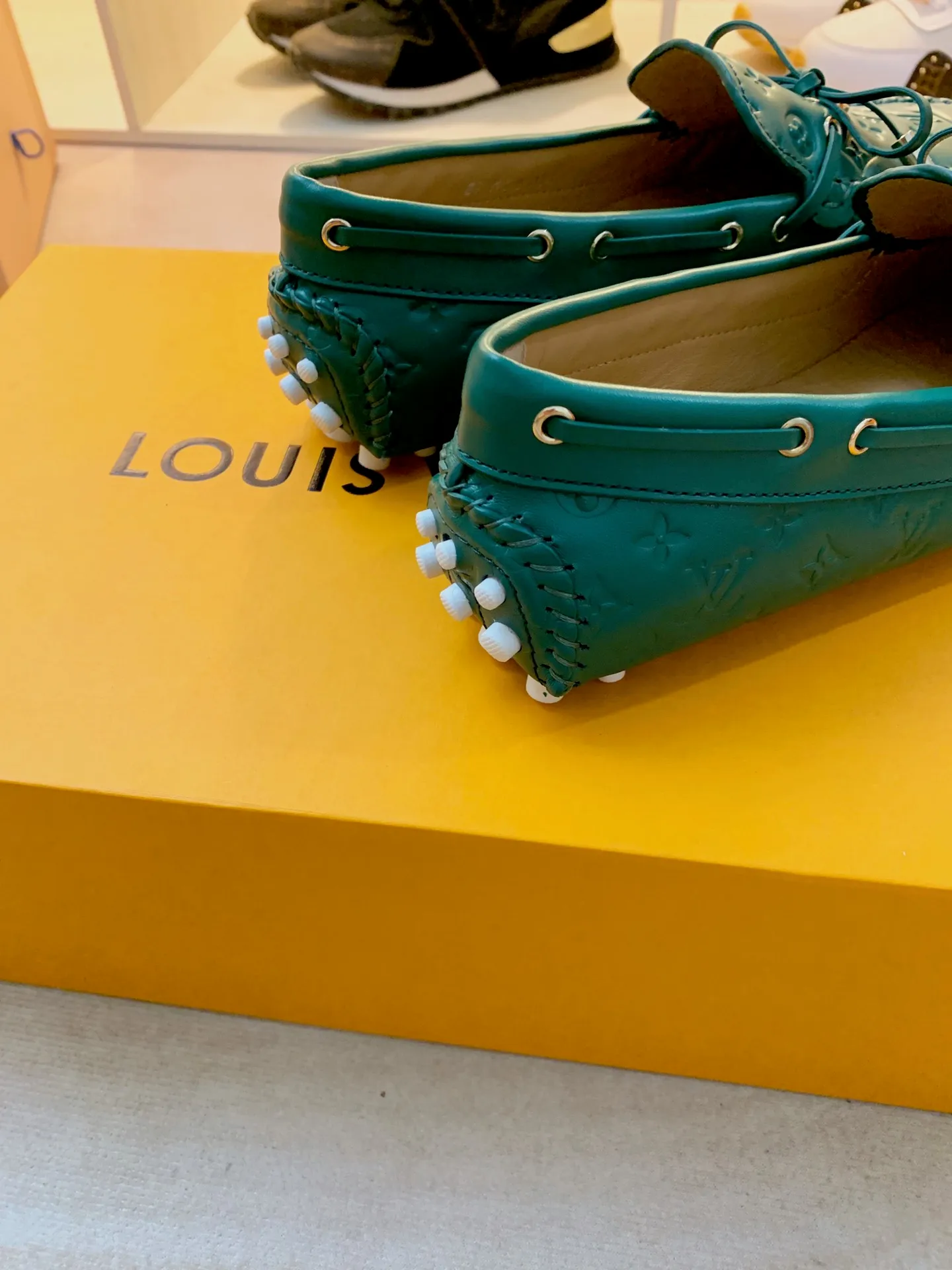 p460💰Couple model❤️🇫🇷 𝙇𝙤𝙪𝙞𝙨 𝙑𝙪𝙞𝙩𝙩𝙤𝙣 🇫🇷Louis Vuitton 2023 Classic𝓛𝓿 𝓣𝓻𝓪𝓲𝓷𝓮𝓻 Sports Series ➪➪➪¯ [Arizona Doudou Shoes Series] ▪️▪️▪️Arizona slip-on shoes are made of Monogram Eclipse canvas. Its hand-painted and dyed edges and hand-sewn uppers fully demonstrate Louis Vuitton's traditional shoemaking craftsmanship. This slip-on shoe is very lightweight. The integrated tongue and upper make it particularly comfortable and flexible. The soft outsole is equipped with rubber padding. Decorated with matching sash. Detailed features: ☑️Monogram Eclipse canvas ☑️Black Eclipse pattern ☑️Hand-painted shoe edges ☑️Hand-sewn uppers (each pair takes time to process) ☑️Integrated tongue and upper construction ☑️Outsole equipped with rubber lining ☑️size: 35_46
